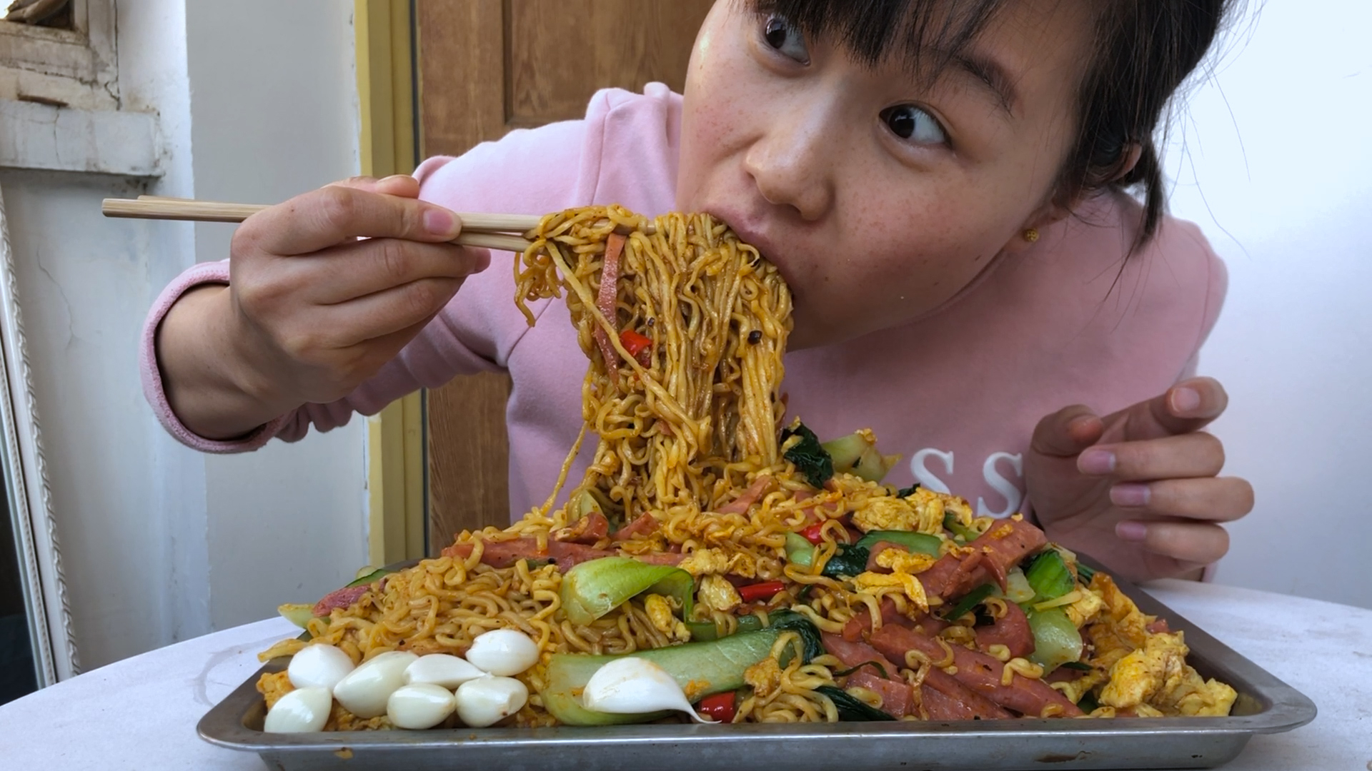 四包方便面一头蒜,妹子用油菜火腿做炒面,满满一盘端着吃,过瘾